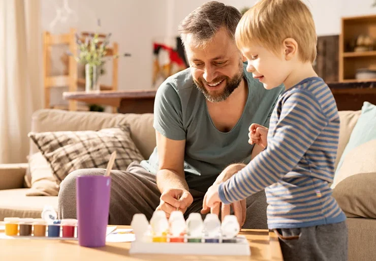 hijo y padre jugando despues de cumplir con los requisitos de custodia compartida
